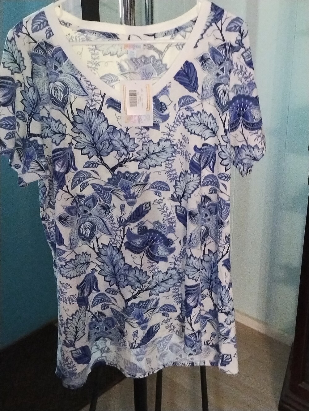 NWT Lularoe 2xl " Christy T" Blue & White Floral V-Neck Tunic